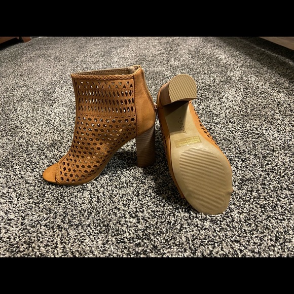 Brand New Report Block Heel Sandals - Picture 2 of 3